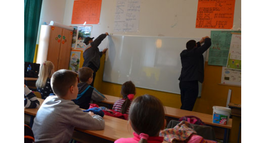 Nove školske table u svim učionicama pećinačke osnovne škole